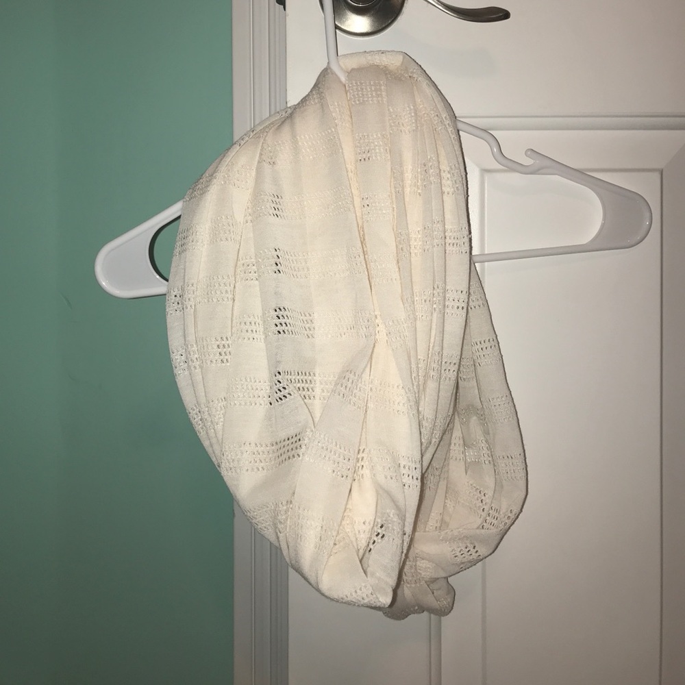 Patterned white infinity scarf - Picture 4 of 4